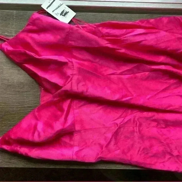 NWT-Ember Midi Dress in Pop Pink
Bardot SZ XL - Picture 8 of 8